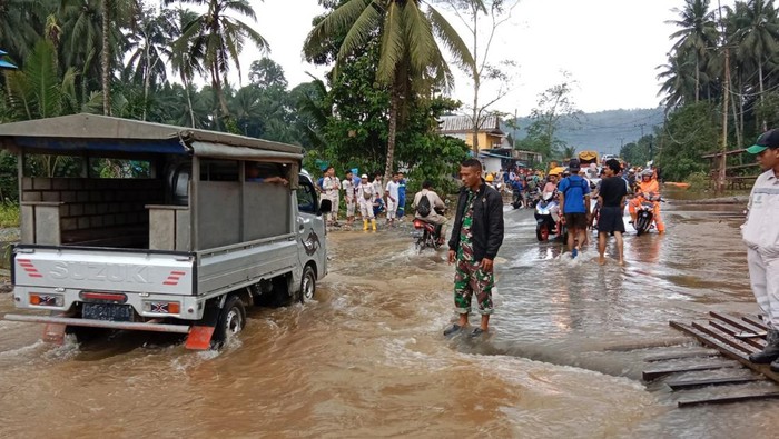 Arus lalu lintas di Halmahera Tengah mulai normal kembali setelah banjir mulai surut.