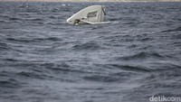 Perahu layar milik salah satu peserta tampak terbalik.