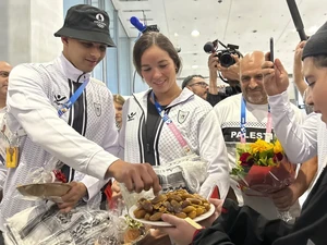 Ketika Atlet Palestina Disambut Sorak-sorai dan Hadiah di Bandara Paris