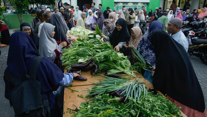Pengurus masjid membagikan sayur di halaman Masjid Nurul Ashri di Deresan, Depok, Sleman, DI Yogyakarta, Jumat (26/7/2024). Pengurus Masjid Nurul Ashri Deresan membeli puluhan ton sayuran dari petani di Magelang yang terdampak anjloknya harga sayuran dengan harga normal lalu disedekahkan kepada jamaah dan warga sekitar. ANTARA FOTO/Hendra Nurdiyansyah/tom.