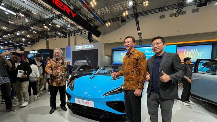 Basuki Tjahaja Purnama alias Ahok berkunjung ke GIIAS 2024