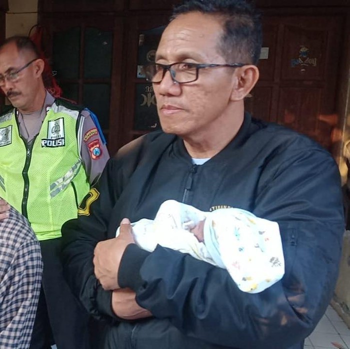 bayi dibuang di Jalan Keputih II B/20 Surabaya