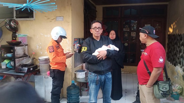 Bayi yang dibuang di depan rumah warga Keputih.