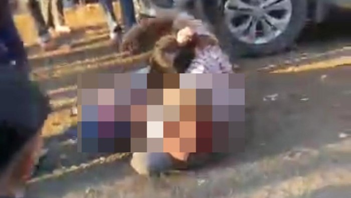 Dua remaja putri di Kabupaten Bone, Sulawesi Selatan (Sulsel) berkelahi gegara tersinggung.