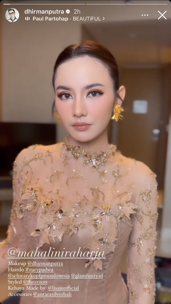 Jadi salah satu bridesmaid Aaliyah, Mahalini tampil cantik dalam balutan kebaya modern. Penampilannya terlihat simpel dengan rambut yang dicepol ke belakang. Ia juga mempermanis penampilannya dengan mengenakan sepasang anting emas yang berukuran cukup besar.  Foto: Instagram
