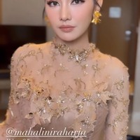 Jadi salah satu bridesmaid Aaliyah, Mahalini tampil cantik dalam balutan kebaya modern. Penampilannya terlihat simpel dengan rambut yang dicepol ke belakang. Ia juga mempermanis penampilannya dengan mengenakan sepasang anting emas yang berukuran cukup besar.  Foto: Instagram
