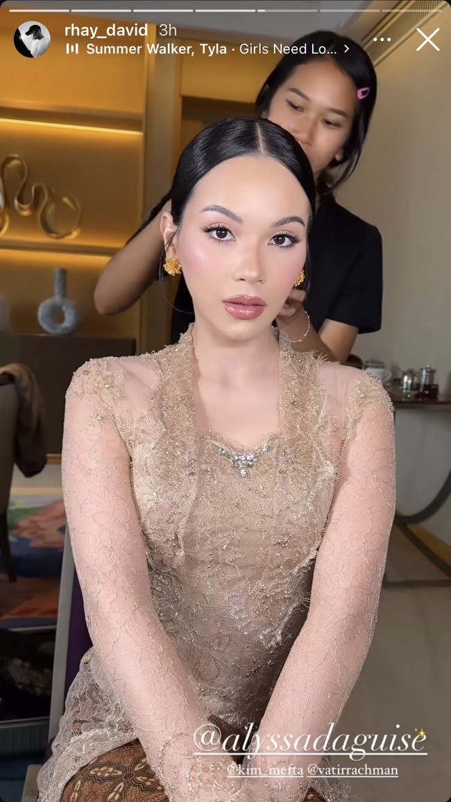 Selain Mahalini ada kekasih Al Ghazali, Alyssa Daguise yang tampil tak kalah menawan. Penampilannya kian mempesona dengan pulasan makeup natural glow hasil tangan MUA Rhay David. Foto: Instagram