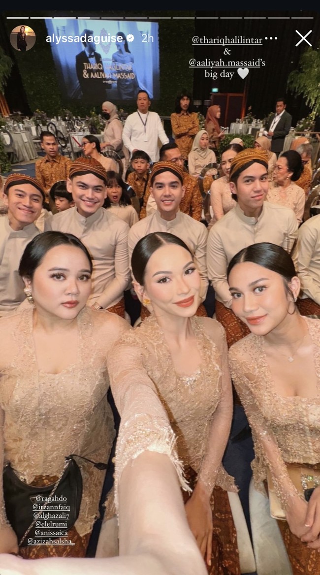 Terlihat Aaliyah berpose bersama para groomsman dan bridesmaid lain, salah satunya Azizah Salsha, istri Pratama Arhan. Terlihat para pengiring pengantin tampil kompak dengan busana senada. Sementara para groomsman tampil dengan beskap dilengkapi blangkon. Foto: Instagram