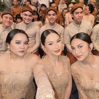 Terlihat Aaliyah berpose bersama para groomsman dan bridesmaid lain, salah satunya Azizah Salsha, istri Pratama Arhan. Terlihat para pengiring pengantin tampil kompak dengan busana senada. Sementara para groomsman tampil dengan beskap dilengkapi blangkon. Foto: Instagram