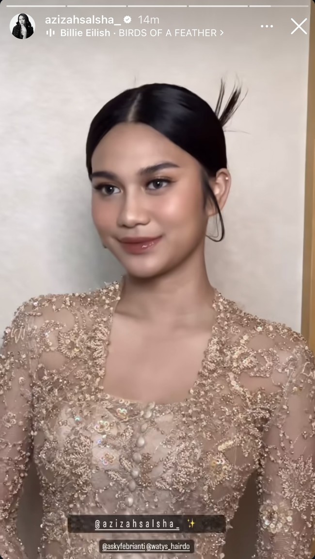Penampilan Azizah yang hadir sebagai salah satu bridesmaid Aaliyah itu terlihat simpel dan sederhana tanpa perhiasan berlebih. Ditambah dengan riasan natural glam, pesona Azizah tak kalah bikin terpana. Foto: Instagram