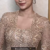 Penampilan Azizah yang hadir sebagai salah satu bridesmaid Aaliyah itu terlihat simpel dan sederhana tanpa perhiasan berlebih. Ditambah dengan riasan natural glam, pesona Azizah tak kalah bikin terpana. Foto: Instagram
