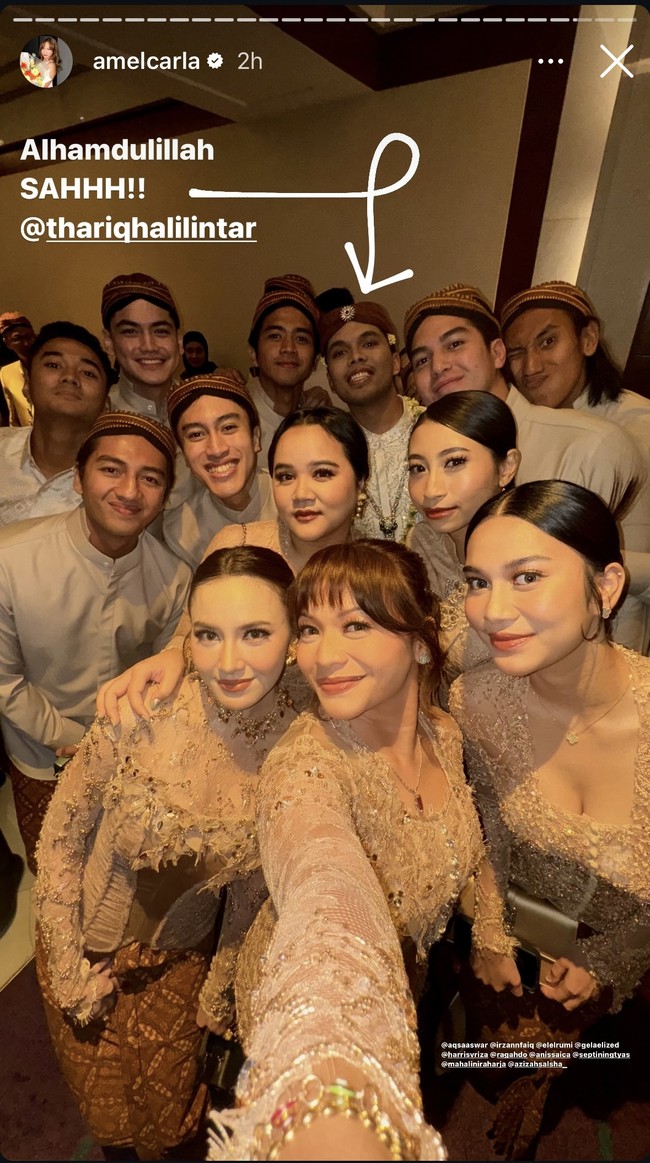 Amel Carla juga membagikan potret kebersamaannya dengan para pengiring pengantin dan Thariq Halilintar. Terlihat Amel menjadi salah satu bridesmaid yang dipilih oleh Aaliyah untuk turut mendampinginya di hari pernikahan. Foto: Instagram