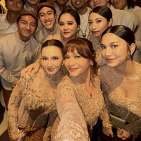 Amel Carla juga membagikan potret kebersamaannya dengan para pengiring pengantin dan Thariq Halilintar. Terlihat Amel menjadi salah satu bridesmaid yang dipilih oleh Aaliyah untuk turut mendampinginya di hari pernikahan. Foto: Instagram