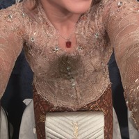 Amel Carla tampil cantik dengan kebaya coklat yang dipadukan dengan sepasang anting dan kalung dengan batu berwarna merah. Ia juga melengkapi penampilannya dengan clutch berwarna silver. Foto: Instagram