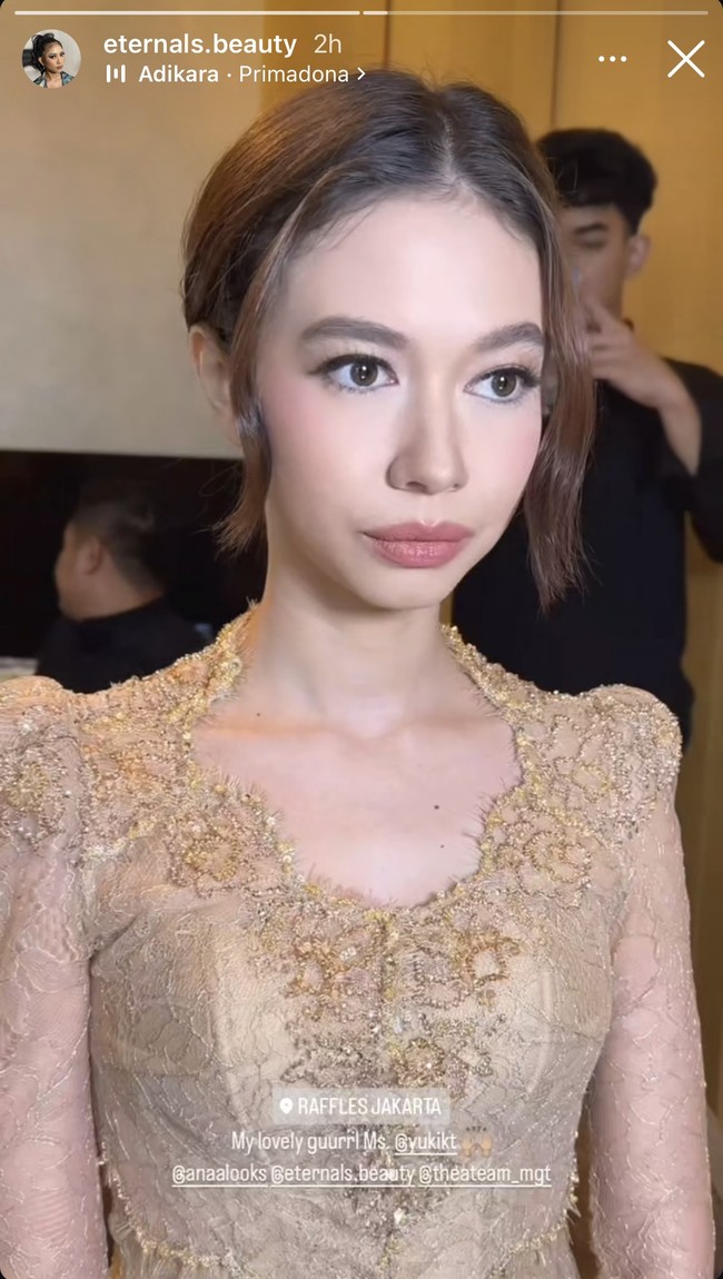 Tak kalah cantik menawan, pesona artis blasteran Jepang, Yuki Kato saat menjadi bridesmaid Aaliyah Massaid juga bikin terpana. Tampil dengan kebaya berlengan puff pada bagian atasnya, Yuki terlihat anggun. Foto: Instagram