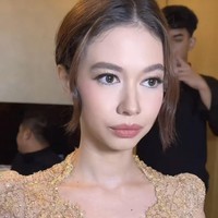 Tak kalah cantik menawan, pesona artis blasteran Jepang, Yuki Kato saat menjadi bridesmaid Aaliyah Massaid juga bikin terpana. Tampil dengan kebaya berlengan puff pada bagian atasnya, Yuki terlihat anggun. Foto: Instagram