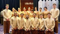 Cantik dan tampan kan bridesmaid dan groomsmen Thariq Halilintar dan Aaliyah Massaid pakai baju adat Jawa gini. Foto: dok. Instagram Al Ghazali