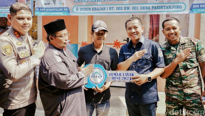 Bupati Karawang Aep Syaepuloh saat meresmikan rumah layak huni di Desa Pasirtanjung, Kecamatan Lemahabang, Kabupaten Karawang