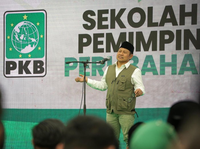 Cak Imin saat memberikan pembekalan kepada seluruh anggota legilatif PKB dari Aceh, Sumatera Utara, Sumatera Barat, Kepulauan Riau, dan Riau dalam Sekolah Pemimpin Perubahan Wilayah 4 di Berastagi, Karo, Jumat (26/7).