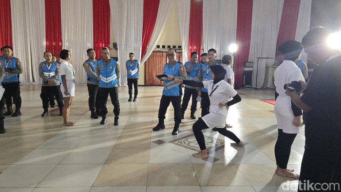 Calon taruni pamer bakat di tes pemeriksaan penampilan Akpol. (Audrey/detikcom)