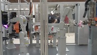 Dalam glassmonter, dua lengan robot mengikuti bentuk sepatu, sementara instalasi di ujung lainnya menyemprot bagian atas termoplastik sepatu agar terbentuk. Hanya dalam waktu tiga menit, sepatu maraton selesai dibuat. Metode produksi LightSpray yang digunakan di Zurich, dengan lebih sedikit komponen yang dibutuhkan per pasang, menantang model produksi alas kaki biasa yang mengandalkan pengiriman sepatu jadi dari pabrik-pabrik di Asia Tenggara ke pembeli di AS dan Eropa.