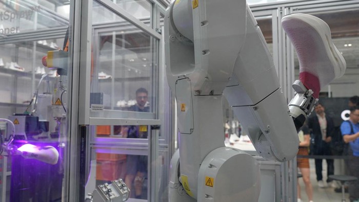 Canggih! Lengan Robot Ini Bikin Sepatu Maraton dalam Waktu Tiga Menit Paris 2024 Olympics - Athletics - Running brand On launches spray-on marathon shoe in bid for Paris spotlight - Paris, France - July 25, 2024 The running brand On made its latest move in the supershoe race on the eve of the Paris Olympics, unveiling a marathon shoe produced by a robotic arm spraying material onto a mold to create a sock-like upper, with no laces. REUTERS/Joyce Zhou