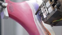 Merek sepatu lari On membuat langkah terbarunya dalam perlombaan sepatu super menjelang Olimpiade Paris pada hari Kamis (25/7), dengan meluncurkan sepatu maraton yang diproduksi oleh lengan robot yang menyemprotkan material ke cetakan untuk menciptakan bagian atas seperti kaus kaki, tanpa tali, dalam waktu tiga menit.