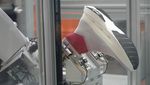 Canggih! Lengan Robot Ini Bikin Sepatu Maraton dalam Waktu Tiga Menit
