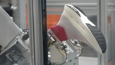 Canggih! Lengan Robot Ini Bikin Sepatu Maraton dalam Waktu Tiga Menit