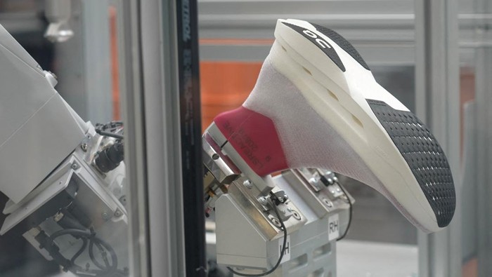 Paris 2024 Olympics - Athletics - Running brand On launches spray-on marathon shoe in bid for Paris spotlight - Paris, France - July 25, 2024  The running brand On made its latest move in the supershoe race on the eve of the Paris Olympics, unveiling a marathon shoe produced by a robotic arm spraying material onto a mold to create a sock-like upper, with no laces. REUTERS/Joyce Zhou