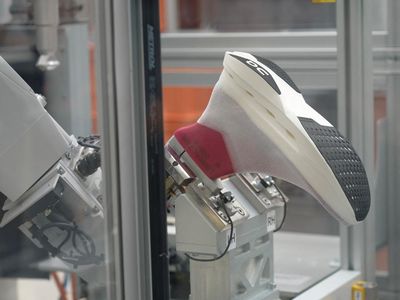 Canggih! Lengan Robot Ini Bikin Sepatu Maraton dalam Waktu Tiga Menit