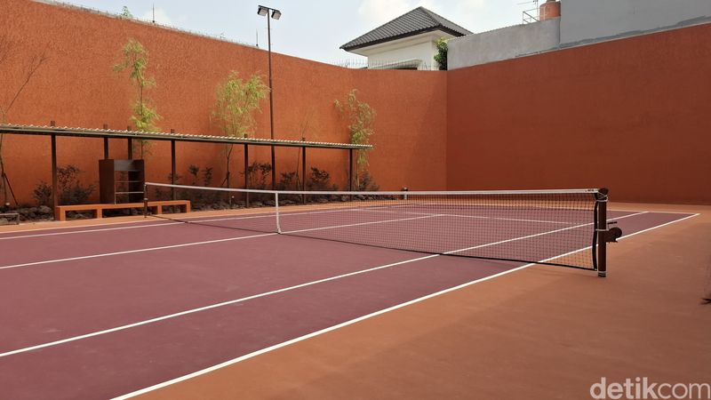 Pertama di Jakarta! Kafe Ini Punya Lapangan Tenis Berstandar Wimbledon