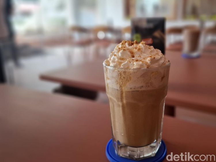 Keren! Ada Kafe Pertama dengan Lapangan Tenis di Jakarta