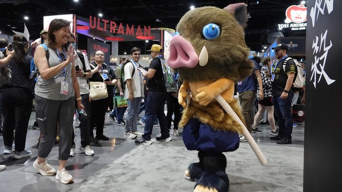 Crowds walk the convention floor during preview night for Comic-Con International, Wednesday, July 24, 2024, in San Diego. (AP Photo/Chris Pizzello)
