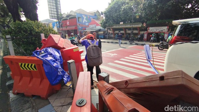 Meski Diklaim Ditutup Permanen, Penyeberangan Pejalan Kaki Dekat SDN Pocin 1 Tetap Digunakan Warga