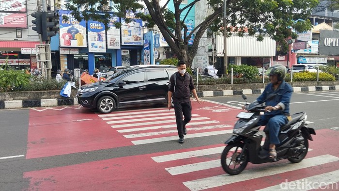 Dishub Depok menutup zebra cross di depan SDN Pocin 1. Dishub Depok meminta warga menyeberangi Jalan Margonda Raya lewat JPO. (Maulana I Fawdi/detikcom)