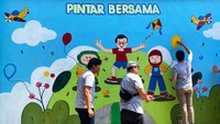 Selain memberi dukungan membangun gedung sekolah, ada juga pengecatan dinding sekolah dan mural, donasi buku bacaan dan alat tulis, serta mengadakan lomba mewarnai untuk anak-anak tersebut.