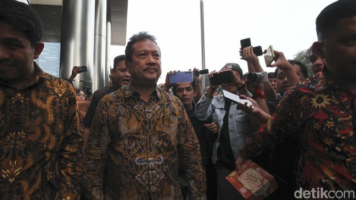 Ekspresi Menteri Trenggono usai Diperiksa KPK 2,5 Jam Menteri Kelautan dan Perikanan, Sakti Wahyu Trenggono diperiksa KPK. Trenggono diperiksa dalam kapasitas pemegang saham PT Teknologi Riset Global Investama.