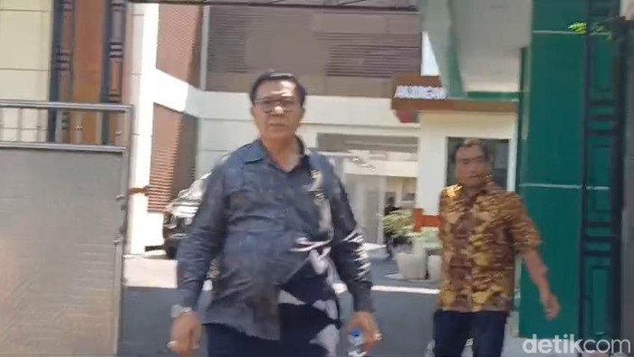Hakim Erintuah Damanik saat bertemu awak media di PT Surabaya