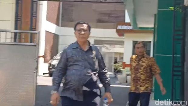 Hakim Erintuah Damanik saat bertemu awak media di PT Surabaya