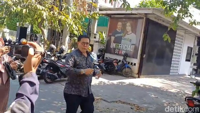 Hakim Erintuah Damanik saat bertemu awak media di PT Surabaya