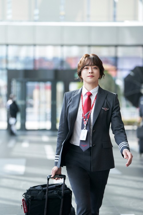 Penampilan Jo Jung Suk di film Pilot, tayang 31 Agustus 2024 di bioskop Korea Selatan.