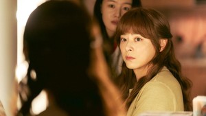 Dalam usahanya mendapatkan pekerjaan baru, dia berubah jadi perempuan dengan bantuan dari adik perempuannya, Han Jung Mi yang diperankan Han Sun Hwa. (Foto: dok. Lotte Entertainment)