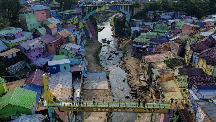 Foto udara kondisi Kampung Warna-Warni Jodipan (KWJ) di Malang, Jawa Timur, Jumat (26/7/2024). Pemerintah Kota setempat mengupayakan peremajaan tiga kampung tematik yakni Kampung Tridi, Kampung Warna-warni Jodipan (KWJ) dan Kampung Biru Arema menggunakan dana program tanggung jawab sosial perusahaan (CSR) dengan harapan dapat meningkat kunjungan wisata di wilayah tersebut. ANTARA FOTO/Irfan Sumanjaya/foc.
