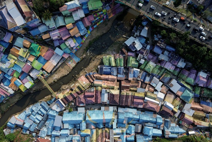 Foto udara kondisi Kampung Warna-Warni Jodipan (KWJ) di Malang, Jawa Timur, Jumat (26/7/2024). Pemerintah Kota setempat mengupayakan peremajaan tiga kampung tematik yakni Kampung Tridi, Kampung Warna-warni Jodipan (KWJ) dan Kampung Biru Arema menggunakan dana program tanggung jawab sosial perusahaan (CSR) dengan harapan dapat meningkat kunjungan wisata di wilayah tersebut. ANTARA FOTO/Irfan Sumanjaya/foc.