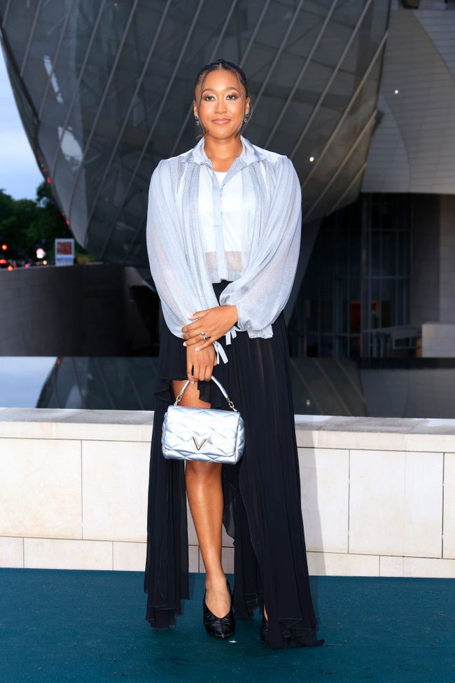 Petennis asal Jepang, Naomi Osaka, stylish dengan setelan blouse menerawang dan rok asimetris koleksi Louis Vuitton. Foto: Getty Images for LVMH x Vogue x /Julien M. Hekimian
