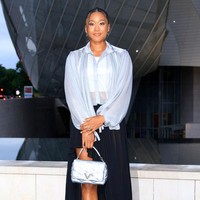 Petennis asal Jepang, Naomi Osaka, stylish dengan setelan blouse menerawang dan rok asimetris koleksi Louis Vuitton. Foto: Getty Images for LVMH x Vogue x /Julien M. Hekimian