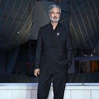 Sutradara dan aktor Taika Waititi tampil serba hitam dengan setelan jas dan kemeja. Foto: Getty Images for LVMH x Vogue x /Kristy Sparow