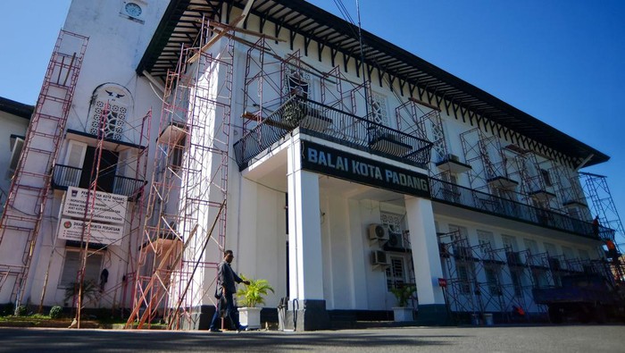 Pekerja mengecat ulang bagian luar gedung Balai Kota lama Padang, Sumatera Barat, Kamis (25/7/2024). Pemkot Padang melakukan revitalisasi gedung cagar budaya berarsitektur kolonial peninggalan pemerintah Hindia Belanda yang dibangun tahun 1931 itu dengan mengembalikannya ke bentuk semula dan akan dijadikan museum yang menghabiskan anggaran sebesar Rp1,8 miliar. ANTARA FOTO/Iggoy el Fitra/Spt.