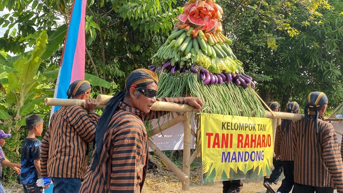 Gelaran Grebeg Suro Seribu Pincuk di Desa Mandong, Kecamatan Trucuk, Kabupaten Klaten, Jumat (26/7/2024).